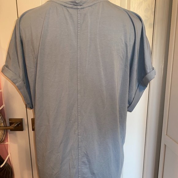 V-Neck rolled sleeve t-shirt - Picture 3 of 3